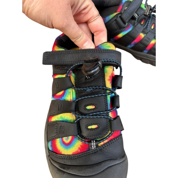 Keen Big Kids Unisex Newport Bungee Closure Shoe Black Rainbow Tie Dye - 7 - Picture 5 of 11